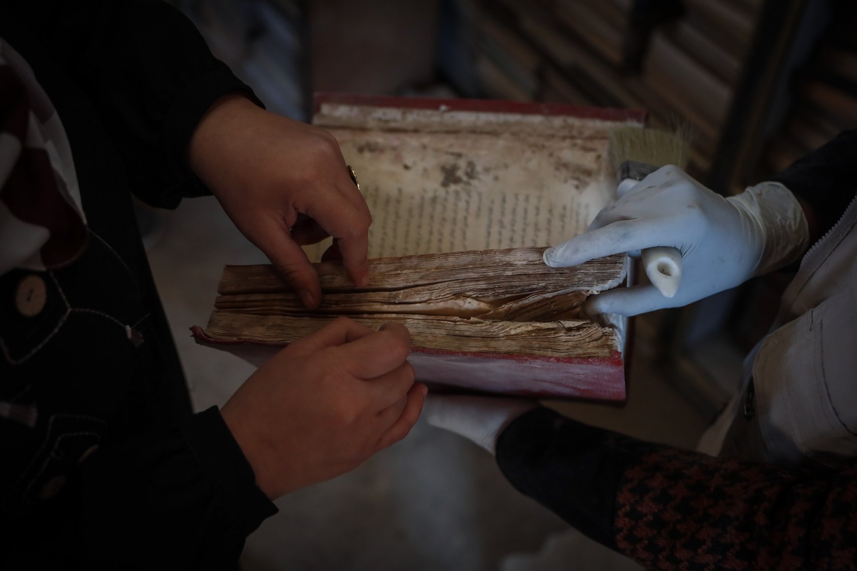 Gaza volunteers salvage books from war-damaged mosque library | Daily Sabah