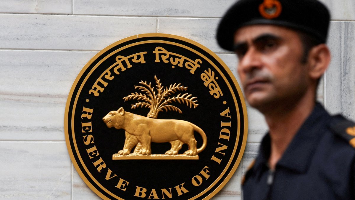 A man walks past the Reserve Bank of India (RBI) logo outside its headquarters, Mumbai, India, June 6, 2025. (Reuters Photo)