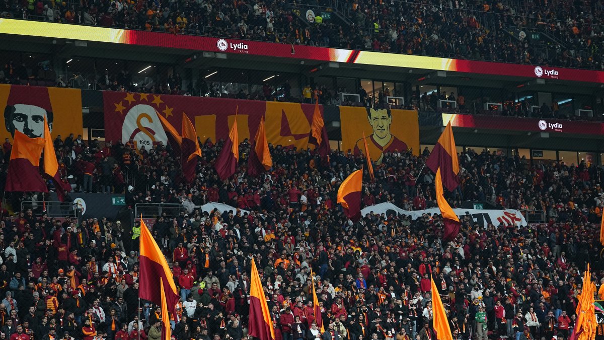 Galatasaray fans cheer on their team during the Süper Lig match against Alanyaspor at RAMS Park, Istanbul, Türkiye, Feb. 28, 2026. (IHA Photo)
