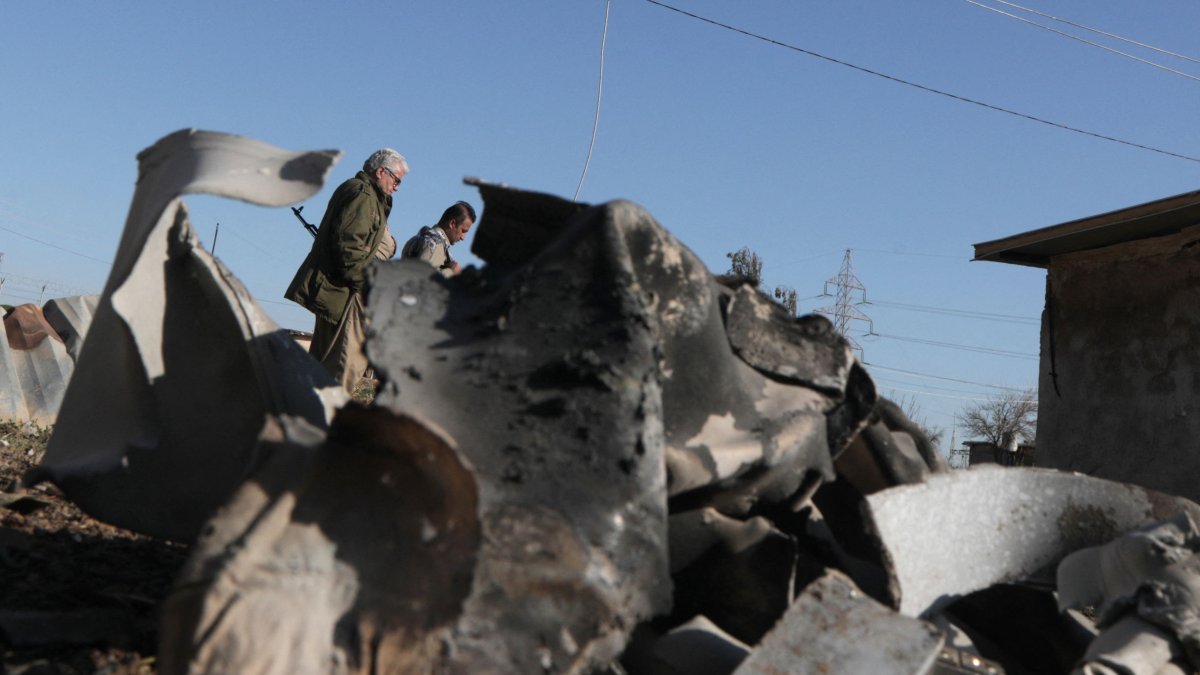 Iranian Kurdish Peshmerga members of the Kurdistan Democratic Party (KDPI) walk past debris from an Iranian attack, Koye, northern Iraq, March 3, 2026. (AFP Photo)