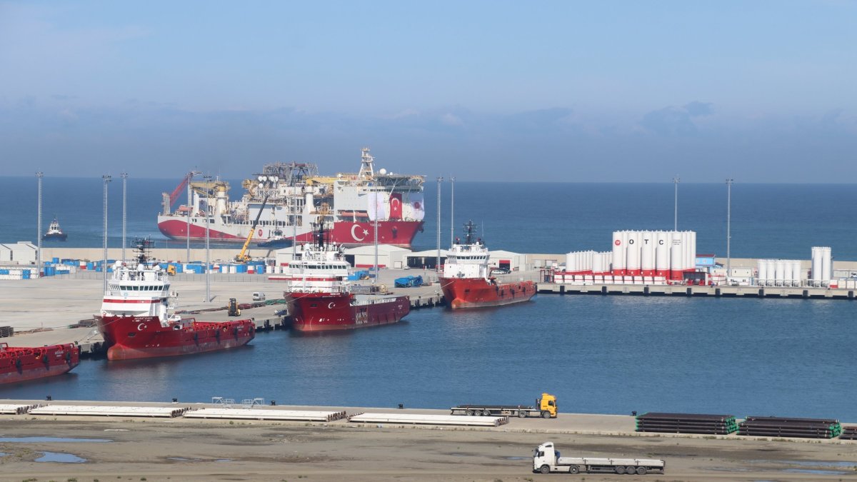 A Turkish drilling ship is seen just off a port in Zonguldak, northern Türkiye, Oct. 7, 2021. (AA Photo) 