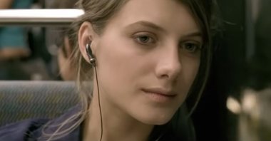 Lili on a bus in "Je vais bien, ne t’en fais pas."