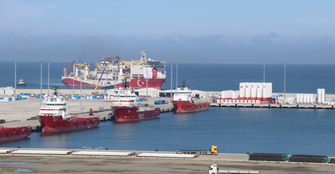 A Turkish drilling ship is seen just off a port in Zonguldak, northern Türkiye, Oct. 7, 2021. (AA Photo) 