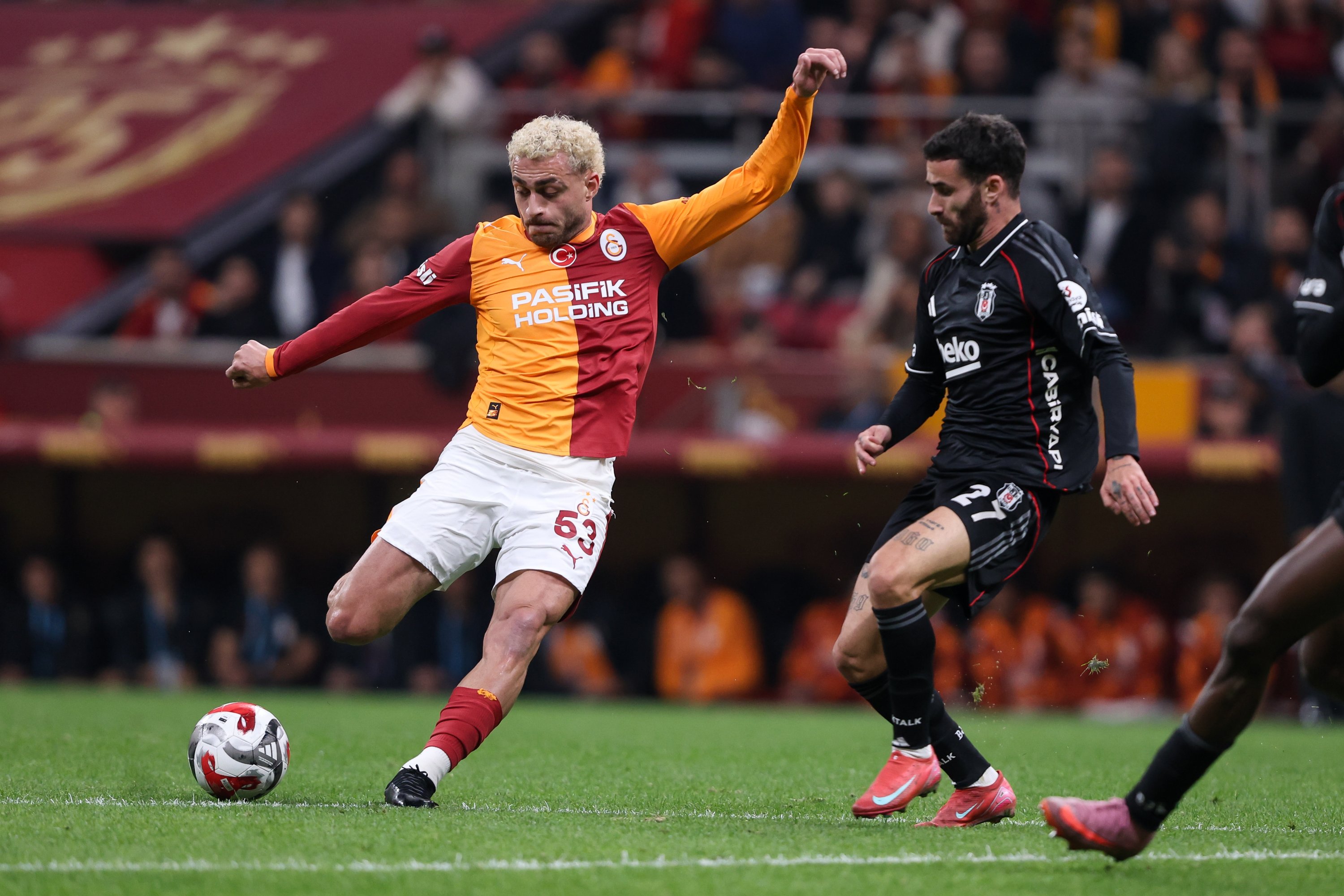 Galatasaray's Barış Yılmaz shoots during the Trendyol Süper Lig match against Beşiktaş at RAMS Park Stadium, Istanbul, Türkiye, Oct. 4, 2025. (Getty Images Photo)