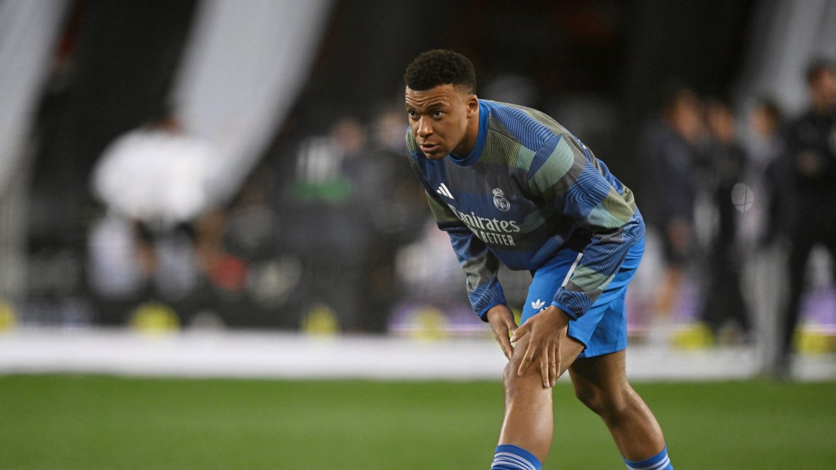 Real Madrid's Kylian Mbappe warms up before the LaLiga match against Valencia at Estadio de Mestalla, Valencia, Spain, Feb. 8, 2026. (Reuters Photo)