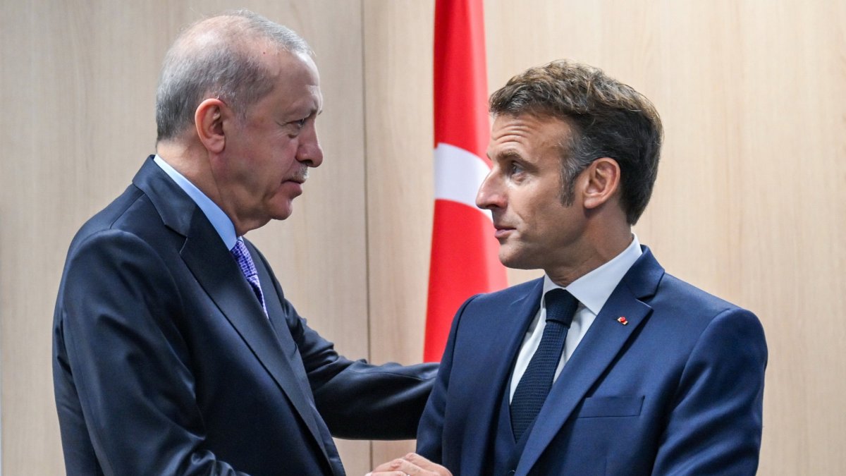 President Recep Tayyip Erdoğan shakes hands with French President Emmanuel Macron, The Hague, Netherlands, June 25, 2025. (AA File Photo)