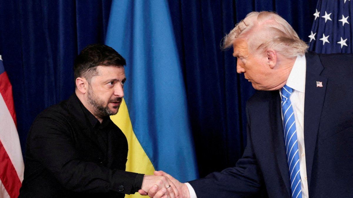 U.S. President Donald Trump (R) and Ukrainian President Volodymyr Zelenskyy shake hands during a press conference after their lunch meeting, Palm Beach, Florida, U.S., Dec. 28, 2025. (Reuters Photo)