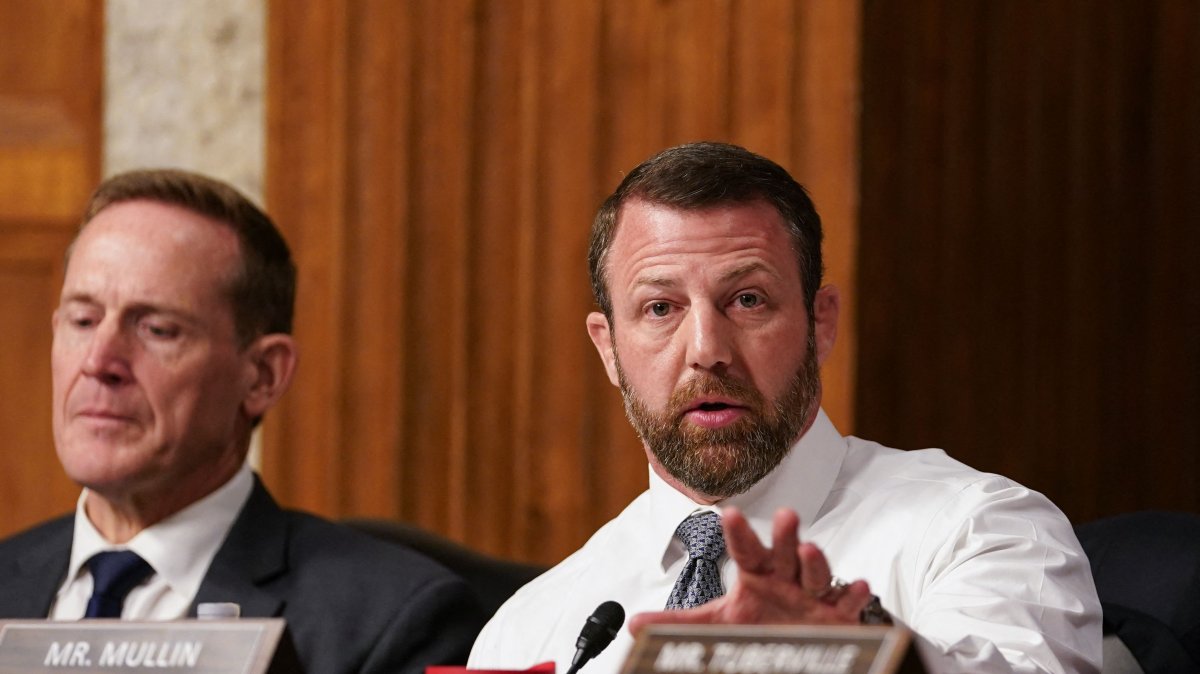 U.S. Senator Markwayne Mullin, Republican from Oklahoma, questions Pete Hegseth, during Hegseth's confirmation hearing before the Senate Armed Services Committee on Capitol Hill, Jan. 14, 2025. (AFP Photo)
