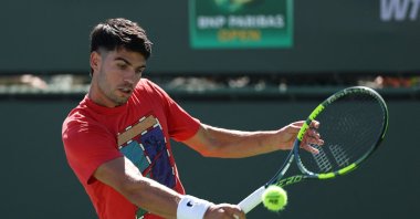 Spain's Carlos Alcaraz plays a backhand during a practice session at the Indian Wells Tennis Garden, Indian Wells, U.S., March 3, 2026. (AFP Photo)
