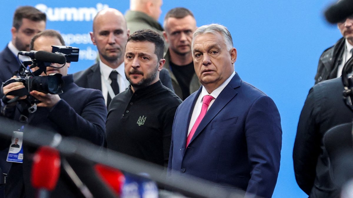 Ukraine&amp's President Volodymyr Zelenskyy (L) and Hungarian Prime Minister Viktor Orban attend the European Political Community Summit at the Puskas Arena, Budapest, Hungary, Nov. 7, 2024. (Reuters Photo)