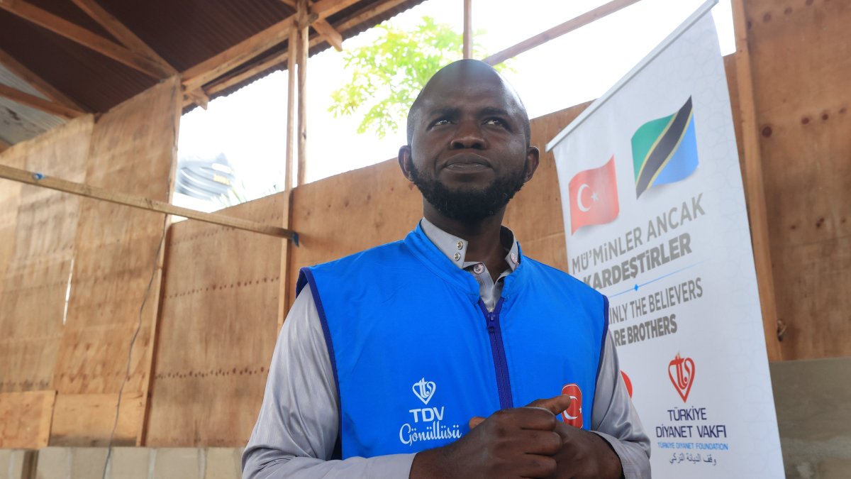 Arafat Magaula distributes aid to local communities as a volunteer for the Türkiye Diyanet Foundation, Dar es Salaam, Tanzania, March 5, 2026. (AA Photo)