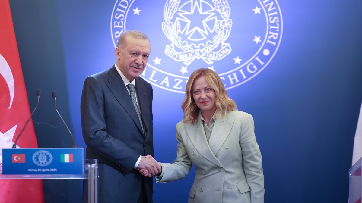 President Recep Tayyip Erdoğan and Italian Prime Minister Giorgia Meloni shake hands following their meeting at Villa Pamphilj, Rome, April 29, 2025. (Shutterstock Photo)