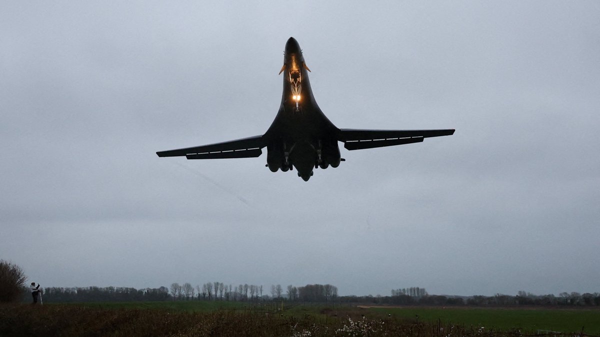 A person looks up as a USAF B1-B bomber prepares to land at RAF Fairford airbase, which also hosts United States Air Force (USAF) personnel, amid the U.S.-Israeli conflict with Iran, in Fairford, Britain, March 6, 2026. (Reuters Photo)