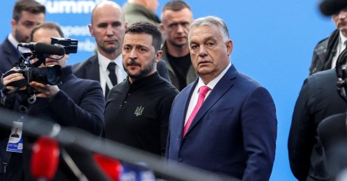 Ukraine&amp's President Volodymyr Zelenskyy (L) and Hungarian Prime Minister Viktor Orban attend the European Political Community Summit at the Puskas Arena, Budapest, Hungary, Nov. 7, 2024. (Reuters Photo)