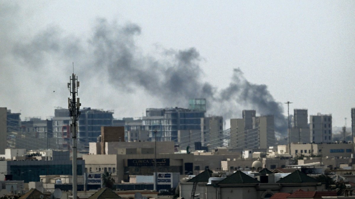 A plume of smoke rises over buildings, Doha, Qatar, March 5, 2026. (AFP Photo)