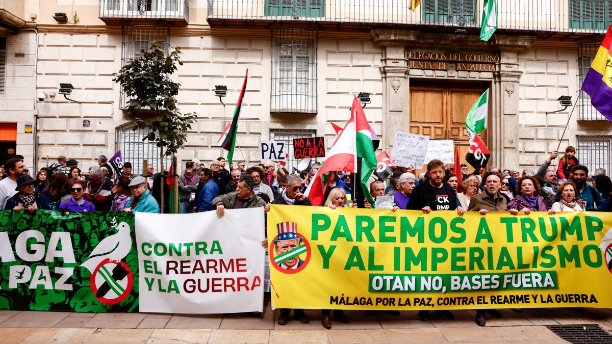 People hold banners that read, "Malaga for peace. Against rearmament and war" and "Stop Trump and imperialism. No to NATO, bases out," during an anti-war protest, Malaga, Spain, March 7, 2026. (Reuters Photo)