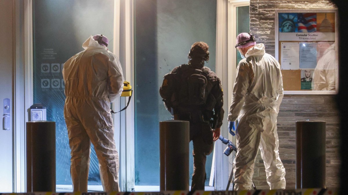 Forensic experts and a police officer stand in front the entrance of the U.S. embassy after a loud bang was reported during the night with no injuries reported in Oslo, Norway, March 8, 2026. (AFP Photo)