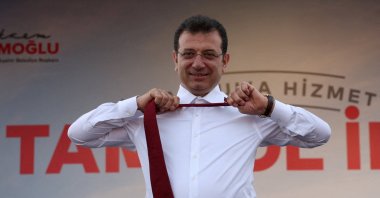 Ekrem Imamoğlu takes off his tie during a rally ahead of the local elections, Istanbul, Türkiye, March 30, 2024. (Reuters Photo)