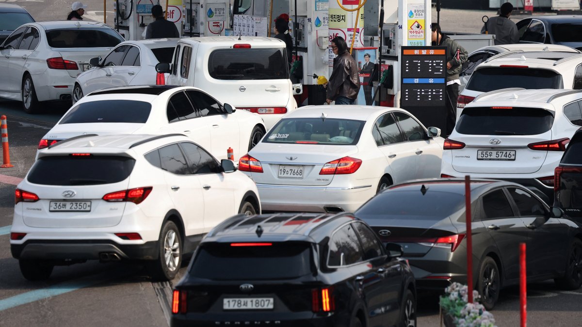 Oil prices soar close to $120, then retreat as Iran war intensifies