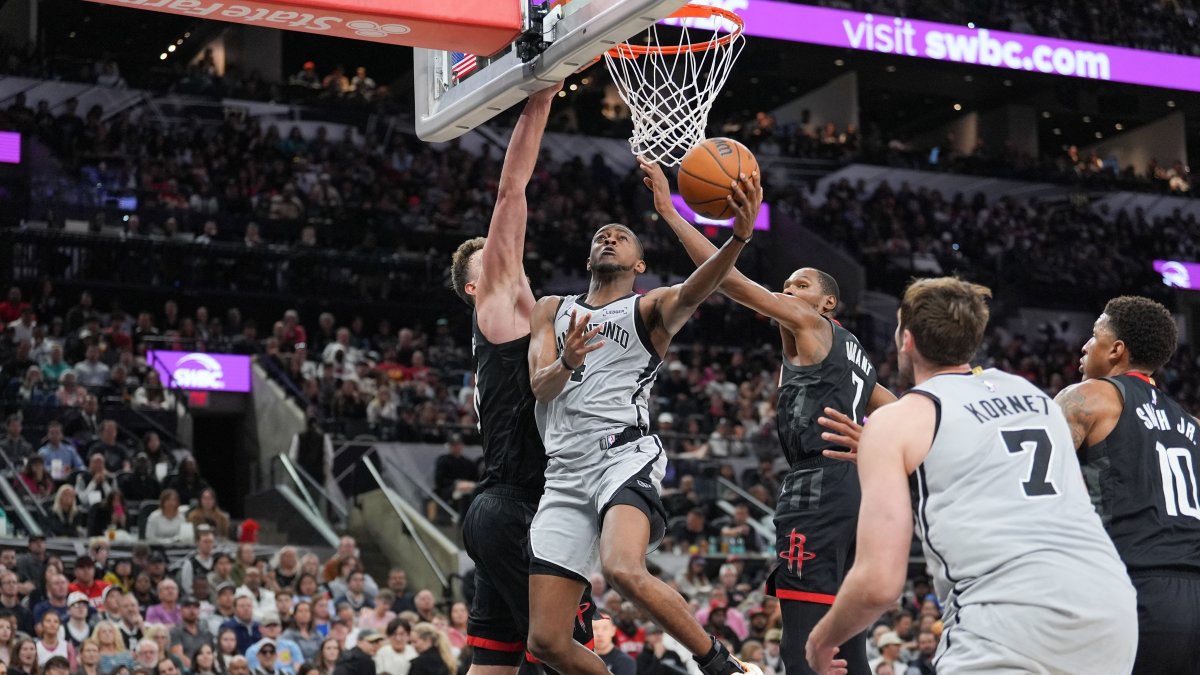 San Antonio Spurs guard De’Aaron Fox (2nd L) shoots in front of Houston Rockets forward Kevin Durant (C) during the second half at Frost Bank Center, San Antonio, U.S., March 8, 2026. (Reuters Photo)