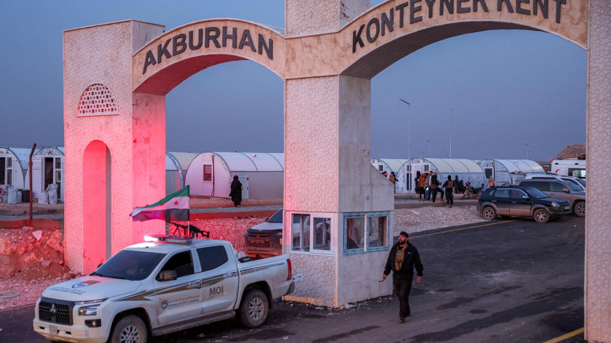 Guards deploy outside tent shelters for people arriving from the Hol camp in eastern Syria, at the Akbaran camp near Akhtarin, in the north of Aleppo province, Feb. 17, 2026. (AFP Photo)