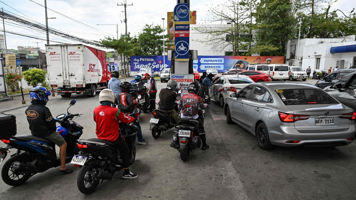 Motorists queue at a gas station amid rising petrol prices in Quezon City, the Philippines, March 9, 2026. (AFP Photo)