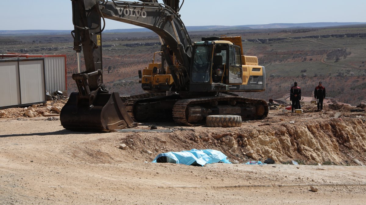Debris from a ballistic missile fired from Iran falls in an empty field after NATO interception, near Gaziantep, Türkiye, March 9, 2026. (DHA Photo)
