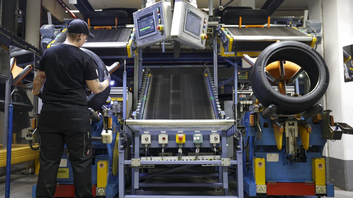 German industrial orders drop more than expected in January