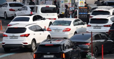 Cars line up at a gas station in Seoul, South Korea, March 9, 2026. (Reuters Photo)