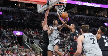 San Antonio Spurs guard De’Aaron Fox (2nd L) shoots in front of Houston Rockets forward Kevin Durant (C) during the second half at Frost Bank Center, San Antonio, U.S., March 8, 2026. (Reuters Photo)