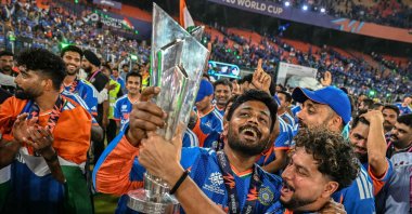 India's players celebrate with the trophy after winning the 2026 ICC Men's T20 World Cup final against New Zealand at Narendra Modi Stadium, Ahmedabad, India, March. 8, 2026. (AFP Photo)
