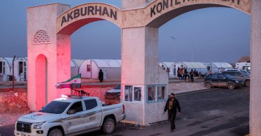 Guards deploy outside tent shelters for people arriving from the Hol camp in eastern Syria, at the Akbaran camp near Akhtarin, in the north of Aleppo province, Feb. 17, 2026. (AFP Photo)