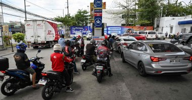 Motorists queue at a gas station amid rising petrol prices in Quezon City, the Philippines, March 9, 2026. (AFP Photo)