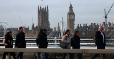 Pedestrians cross Waterloo Bridge on their way to work in London, U.K., Feb. 12, 2026. (EPA Photo)