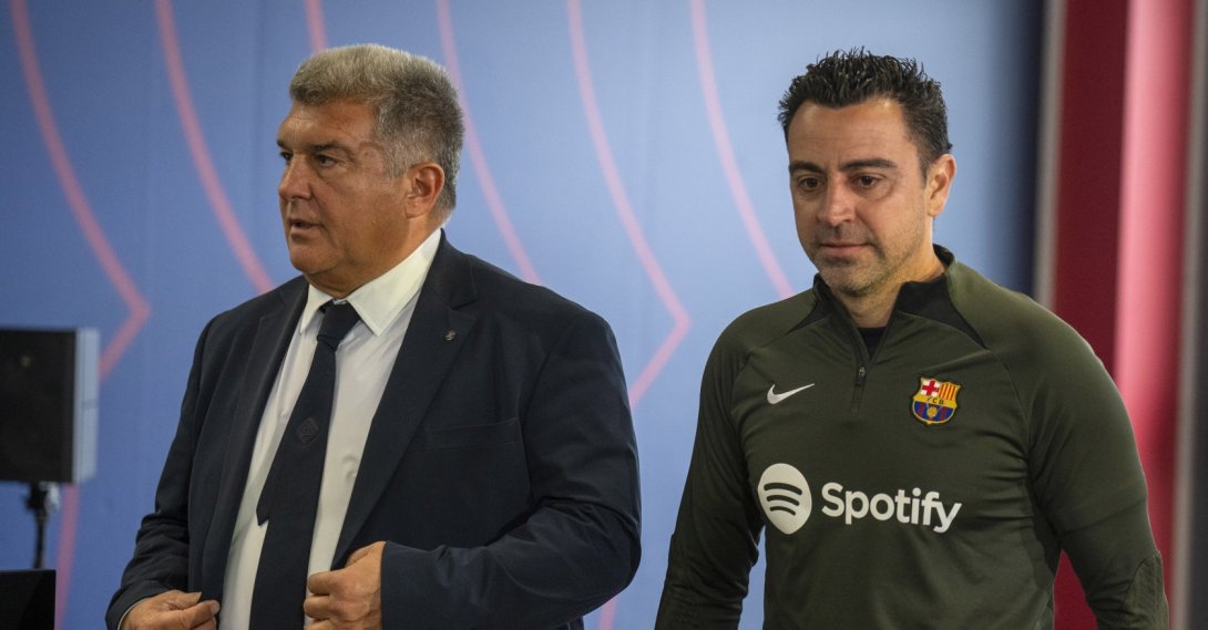 Barcelona head coach Xavi Hernandez (R) walks alongside club president Joan Laporta ahead of a press conference, Barcelona, Spain, April 25, 2024. (AP Photo)