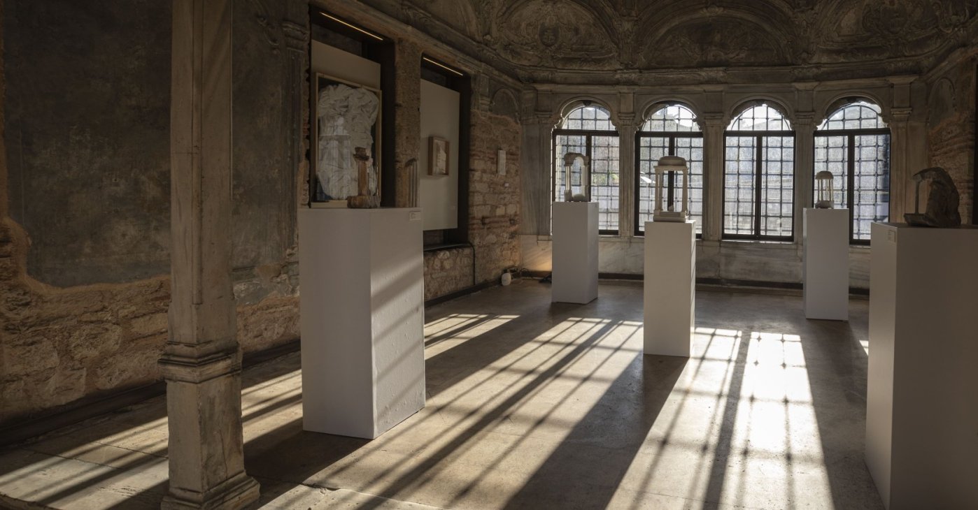 A general view of the exhibition "The Memory of Stone." (Photo Courtesy of Selen Başman)