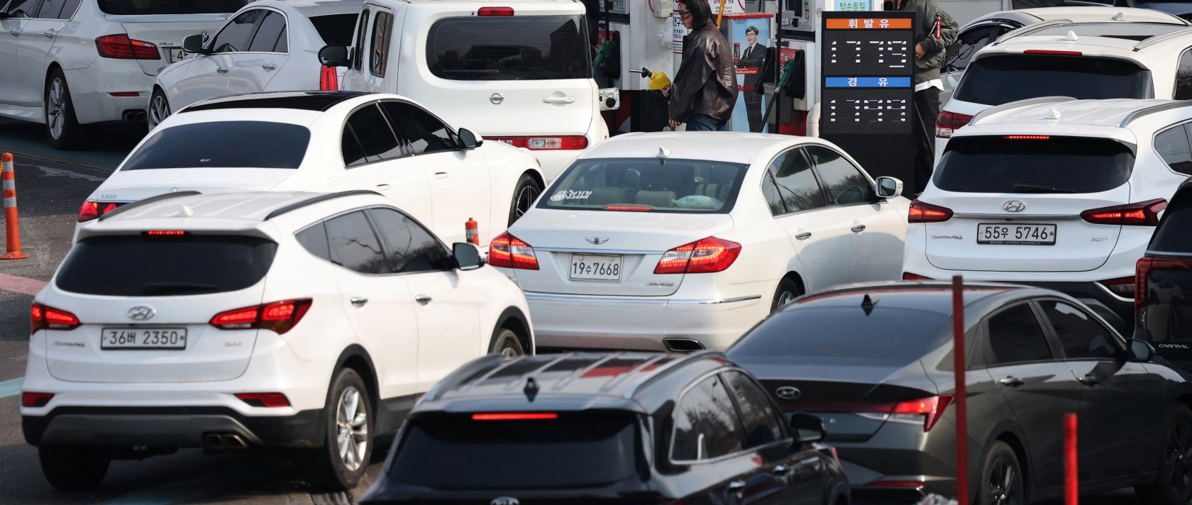 Cars line up at a gas station in Seoul, South Korea, March 9, 2026. (Reuters Photo)
