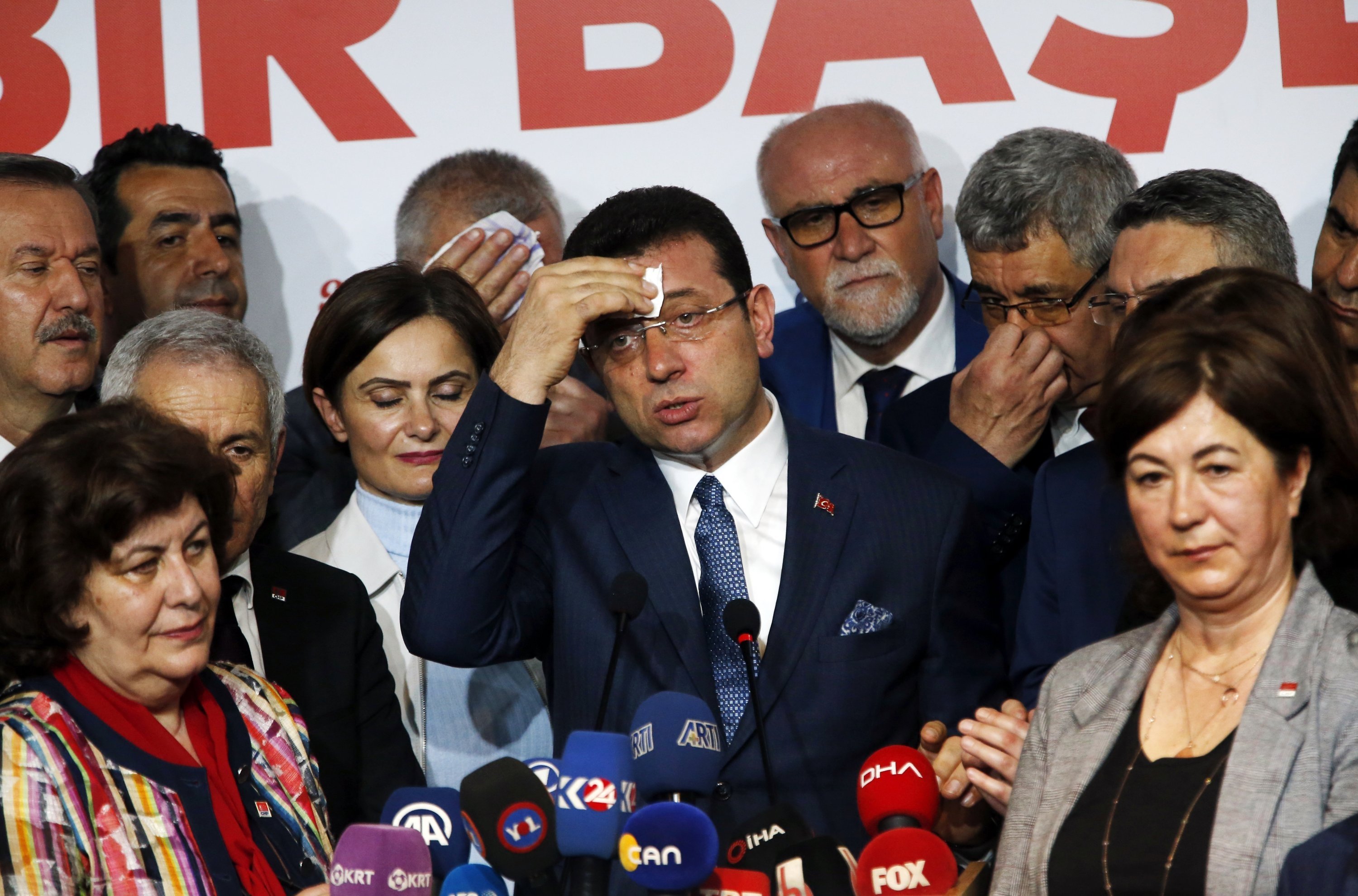 Court hearing of former Mayor Imamoglu begins second day with tensions