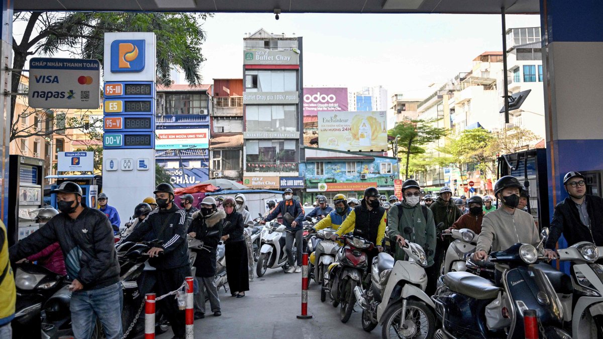 Oil prices sink, stocks rally as Trump claims war over 'very soon'