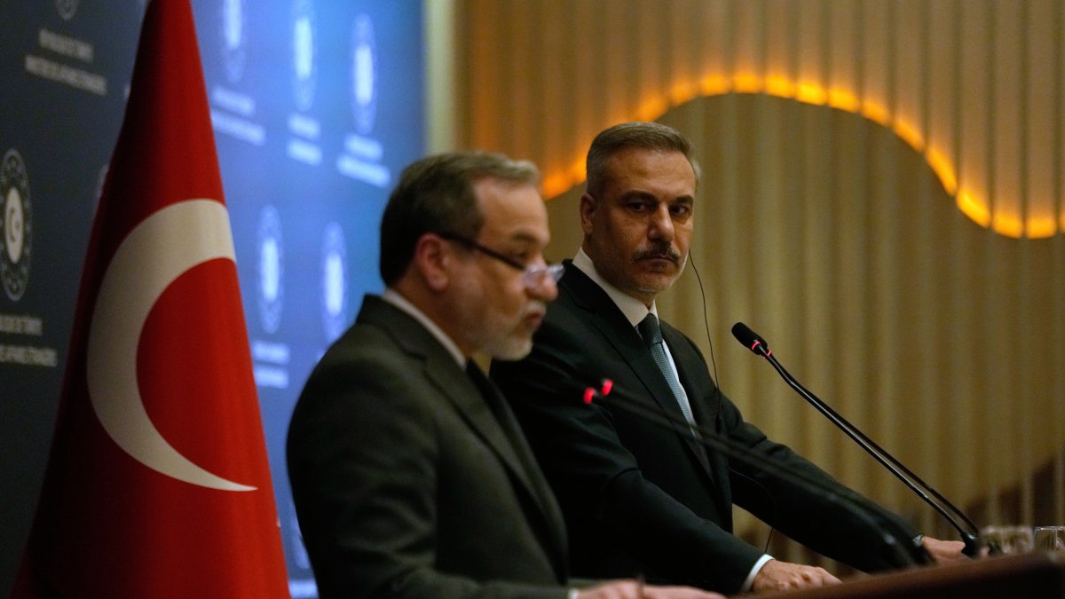 Foreign Minister Hakan Fidan (R) and his Iranian counterpart Abbas Araghchi hold a joint press conference, Istanbul, Türkiye, Jan. 30, 2026. (AP Photo)