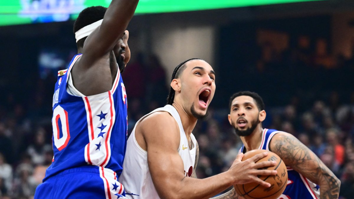 Cleveland Cavaliers guard Jaylon Tyson (C) drives to the basket against Philadelphia 76ers center Adem Bona (L) during the second half at Rocket Arena, Cleveland, U.S., March 9, 2026. (Reuters Photo)
