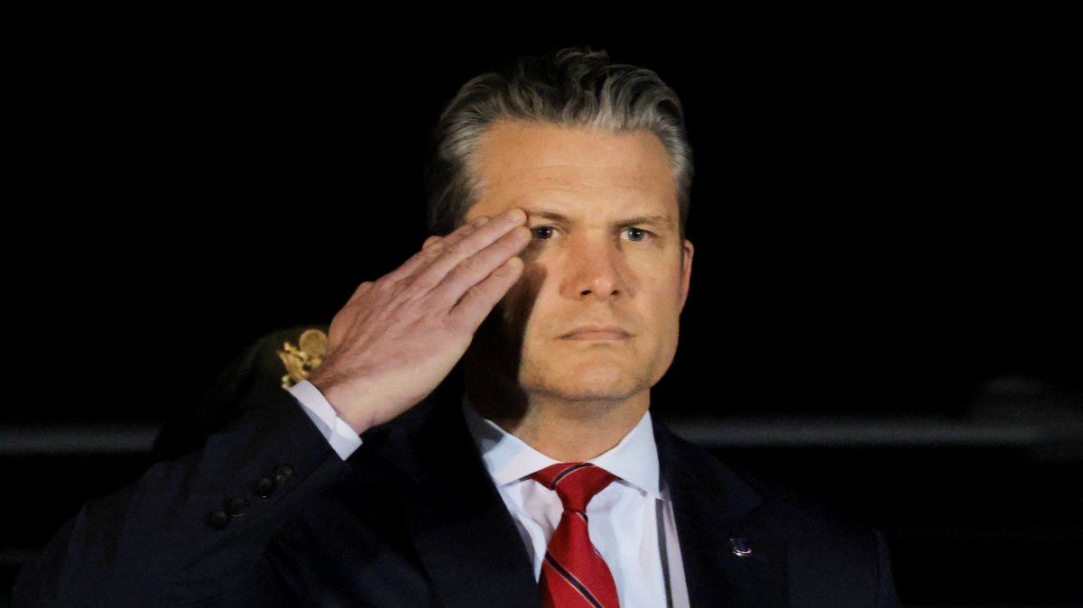 Secretary of Defense Pete Hegseth salutes during a dignified transfer of the remains of a U.S. troop in Dover, Delaware, U.S., March 9, 2026. (Reuters Photo)