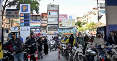 Motorists queue to pump gasoline into their vehicles at a gas station, Hanoi, Vietnam, March 10, 2026. (AFP Photo)