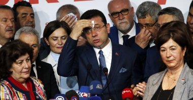 Ekrem Imamoğlu (C) takes a break as he talks to journalists, Istanbul, Türkiye, April 9, 2019. (AP Photo)