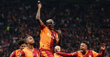 Galatasaray's Gabonese midfielder #99 Mario Lemina celebrates with Galatasaray's Nigerian forward #45 Victor Osimhen and Galatasaray's Senegalese defender #04 Ismail Jakobs after scoring the opening goal during the UEFA Champions League round of 16 first leg football match between Galatasaray SK and Liverpool FC at the Ali Sami Yen Sports Complex Rams Park in Istanbul, March 10, 2026. (AFP Photo)
