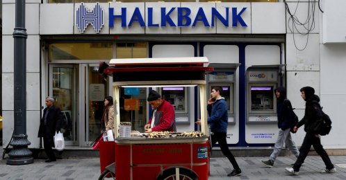 A street vendor sells roasted chestnuts in front of a branch of Halkbank in central Istanbul, Türkiye, Jan. 10, 2018. (Reuters Photo)