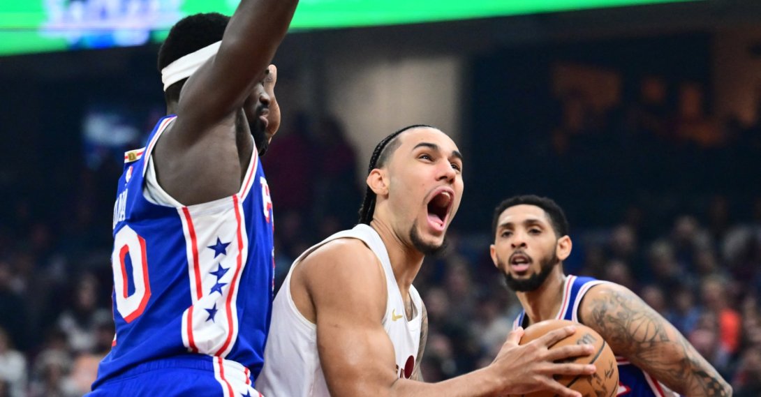 Cleveland Cavaliers guard Jaylon Tyson (C) drives to the basket against Philadelphia 76ers center Adem Bona (L) during the second half at Rocket Arena, Cleveland, U.S., March 9, 2026. (Reuters Photo)