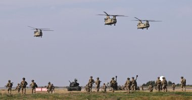 Boeing CH-47F Chinook tandem rotor helicopters (Vertol) and military personnel of the U.S. Army's 101st Airborne Division perform during a demonstration drill at Mihail Kogalniceanu Airbase near Constanta, Romania, July 30, 2022. (AFP File Photo)