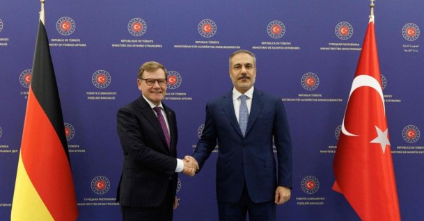 Foreign Minister Hakan Fidan shakes hands with German Foreign Minister Johann Wadephul in Ankara, Oct. 17, 2025. (Foreign Ministry Handout, File)