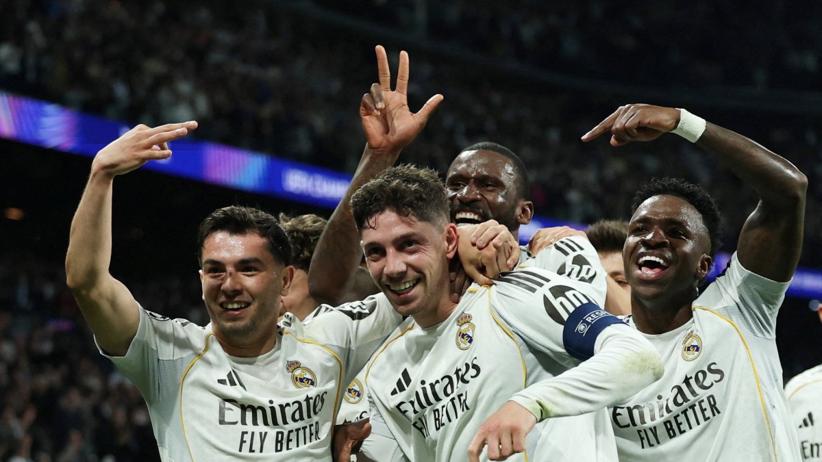 Real Madrid's Federico Valverde (C) celebrates with teammates after scoring the team's third goal during the UEFA Champions League round of 16 first-leg match against Manchester City at Santiago Bernabeu, Madrid, Spain, March 11, 2026. (Reuters Photo)
